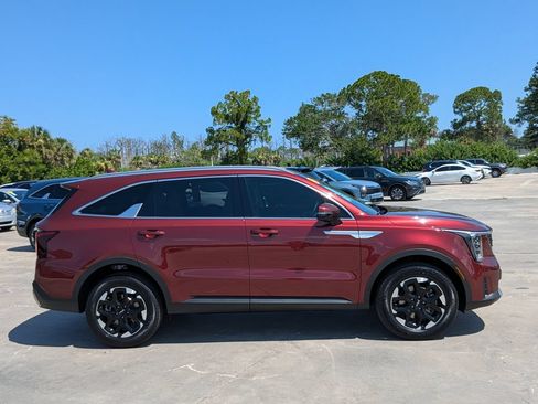 Certified 2025 Kia Sorento S AWD/4WD image 9