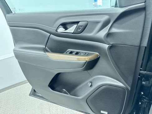 Used 2023 GMC Acadia SLE w/ Driver Convenience Package image 30