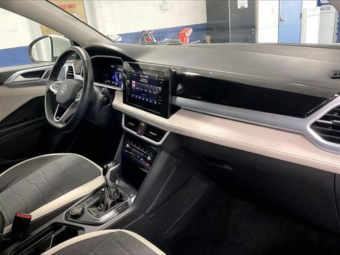 Used 2025 Volkswagen Taos SE AWD/4WD image 14
