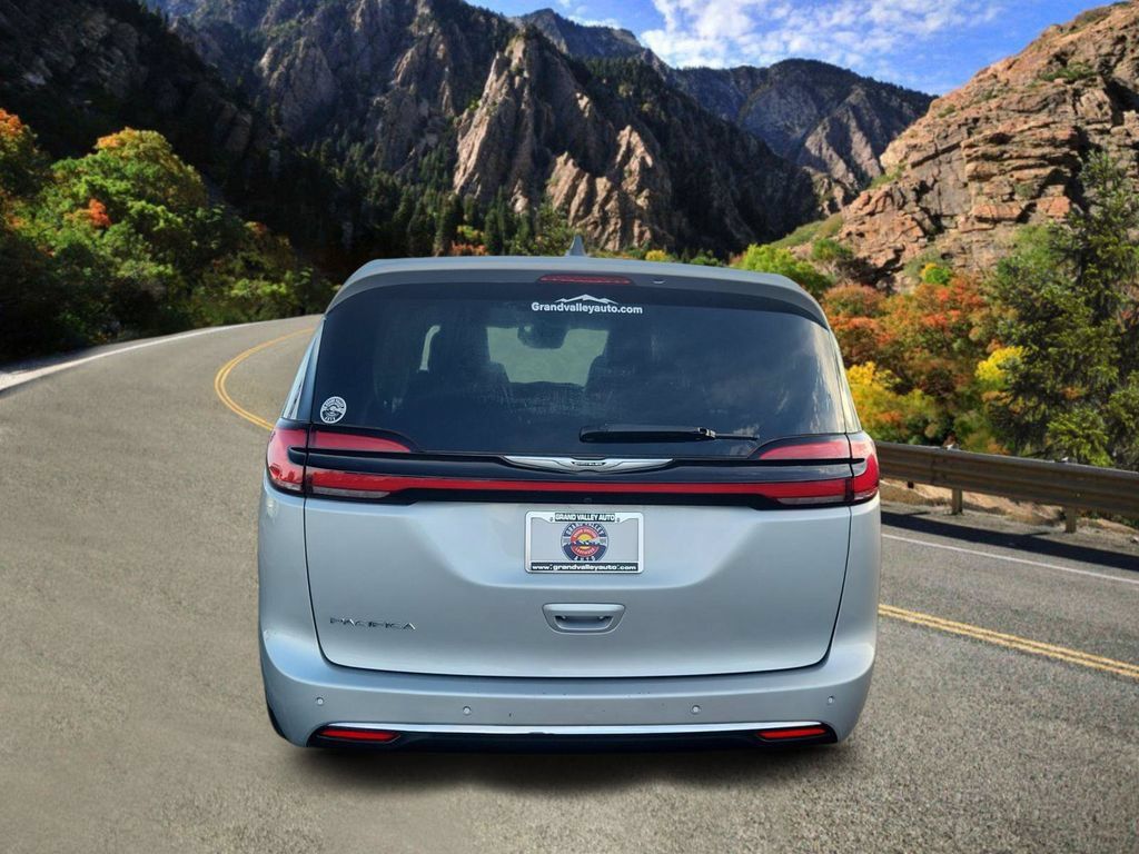 Used 2024 Chrysler Pacifica Touring-L FWD image 4