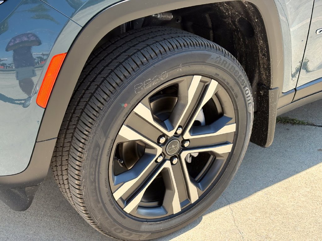 New 2027 Jeep Grand Cherokee Limited w/ MOPAR Finishing Package RWD image 9