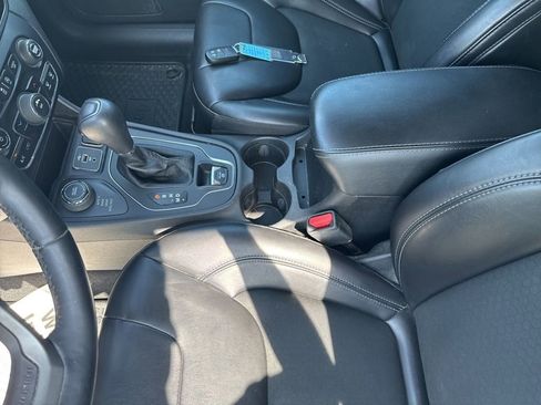Used 2020 Jeep Cherokee Latitude Plus w/ Cold Weather Group AWD/4WD image 29