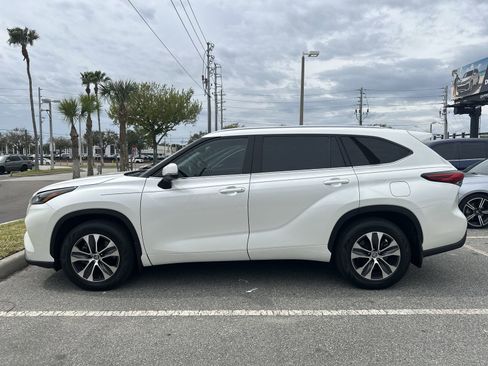 Used 2021 Toyota Highlander XLE image 2
