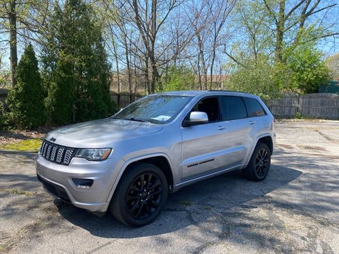 Used 2017 Jeep Grand Cherokee Altitude AWD/4WD image 1