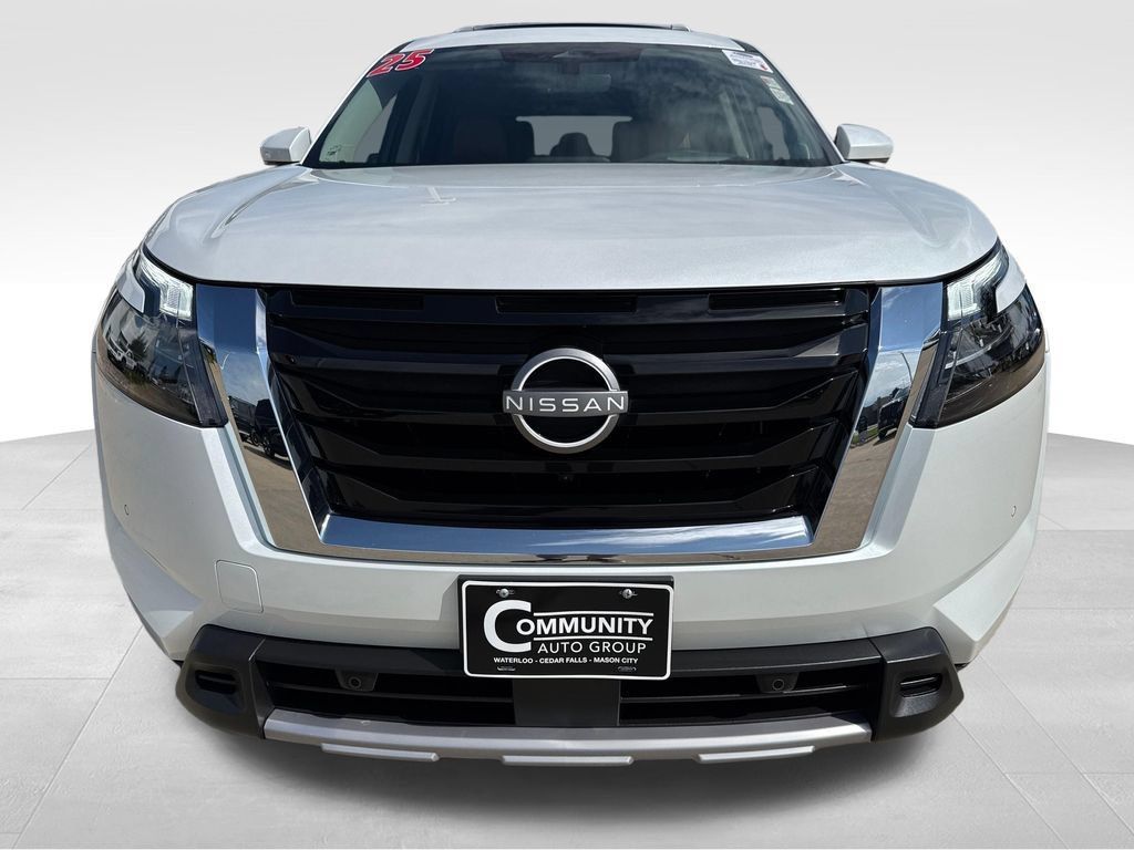 Used 2025 Nissan Pathfinder Platinum w/ Cargo Package AWD/4WD image 9