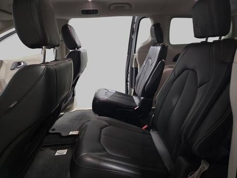 Used 2024 Chrysler Pacifica Touring-L image 16