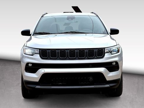 Used 2025 Jeep Compass Latitude w/ Convenience Group AWD/4WD image 3