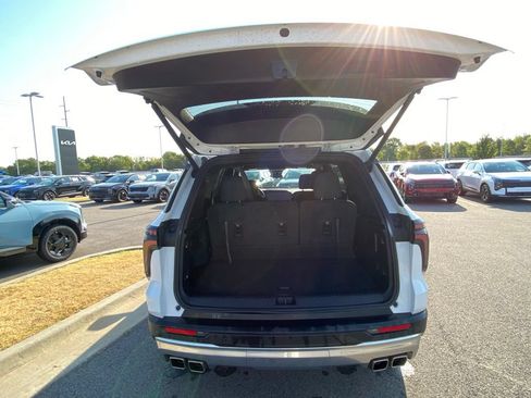 Used 2024 Chevrolet Traverse LT FWD image 9