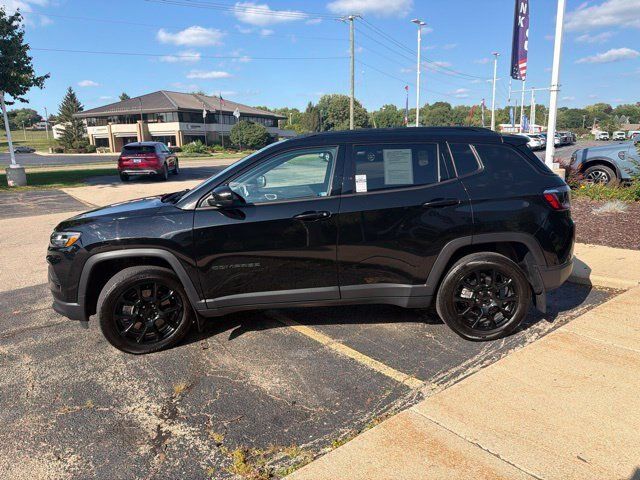 Used 2023 Jeep Compass Latitude w/ Convenience Group AWD/4WD image 4