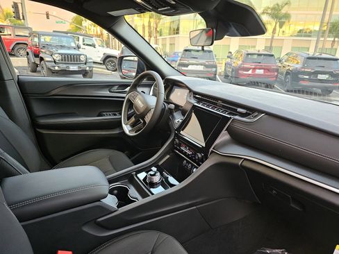 New 2025 Jeep Grand Cherokee L Laredo image 28