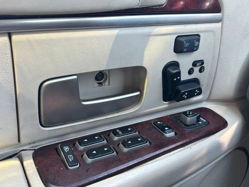 Used 2003 Lincoln Town Car Cartier RWD image 9
