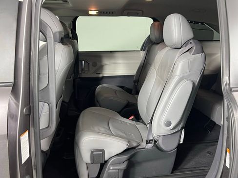 Used 2023 Toyota Sienna Limited image 27