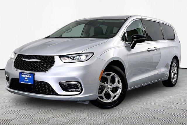 Used 2024 Chrysler Pacifica Limited FWD image 3