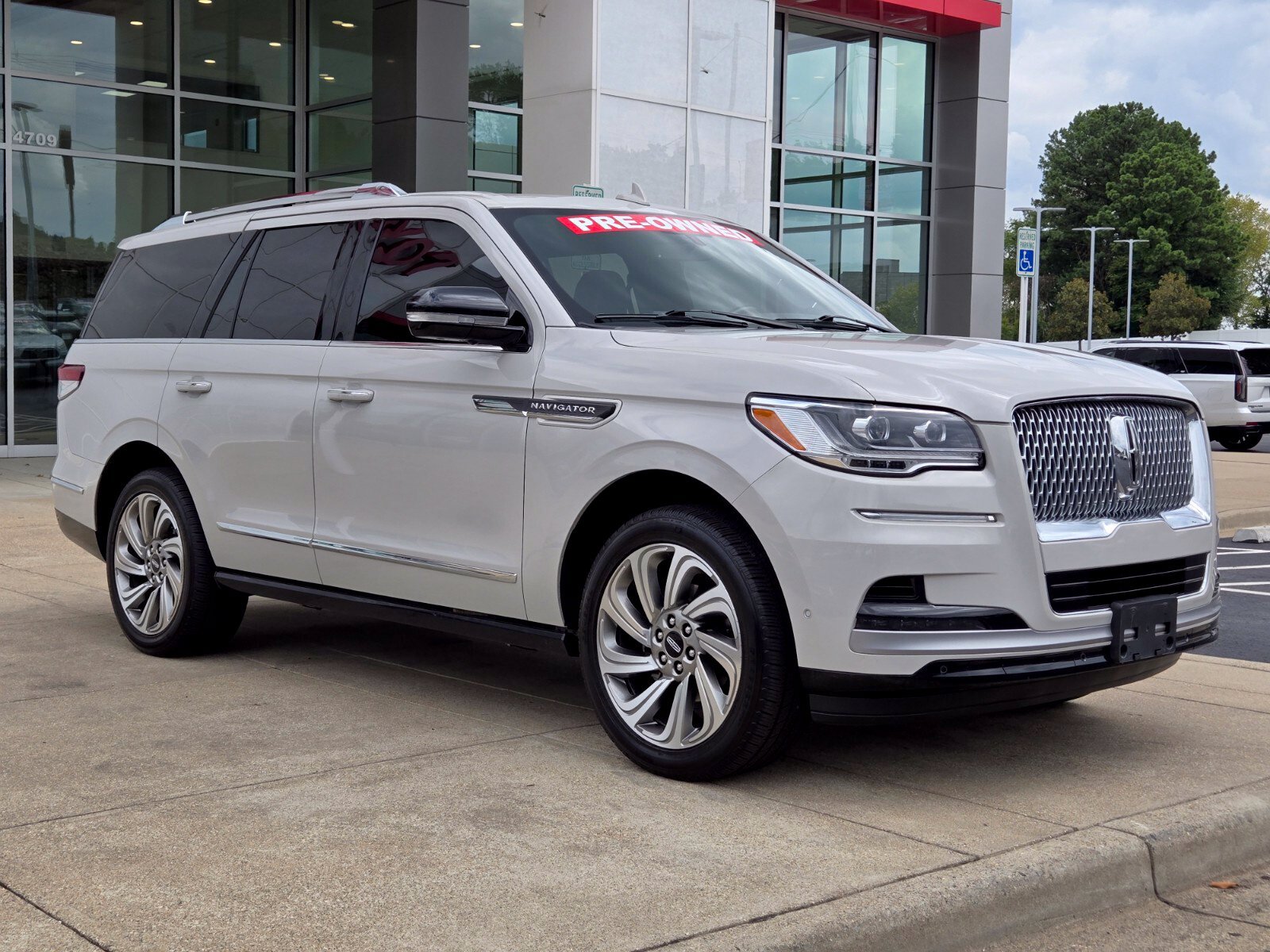 Used 2023 Lincoln Navigator Reserve AWD/4WD image 7