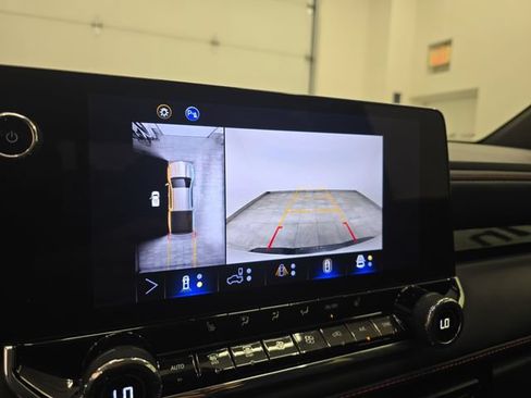 Used 2024 Chevrolet Colorado Z71 w/ Z71 Convenience Package 2 AWD/4WD image 25