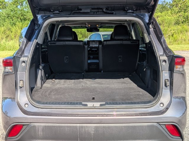 Used 2022 Toyota Highlander XLE FWD image 31