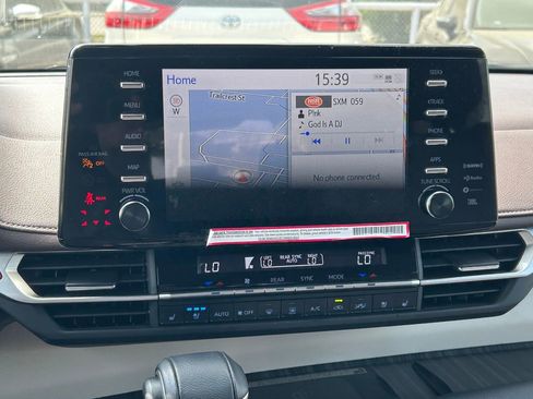 Used 2024 Toyota Sienna Platinum image 22