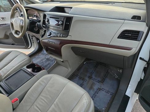 Used 2013 Toyota Sienna XLE image 21