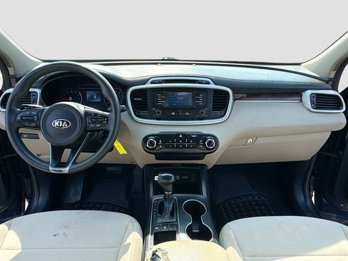 Used 2017 Kia Sorento AWD image 3