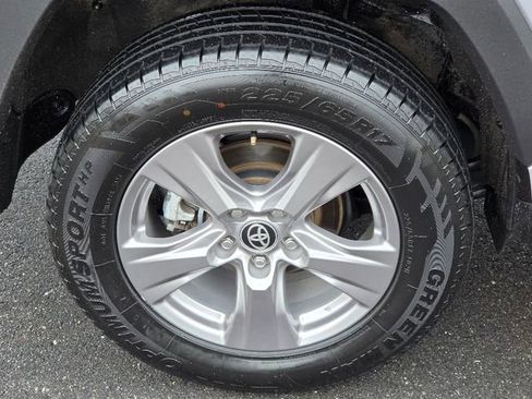Used 2025 Toyota RAV4 XLE AWD/4WD image 12