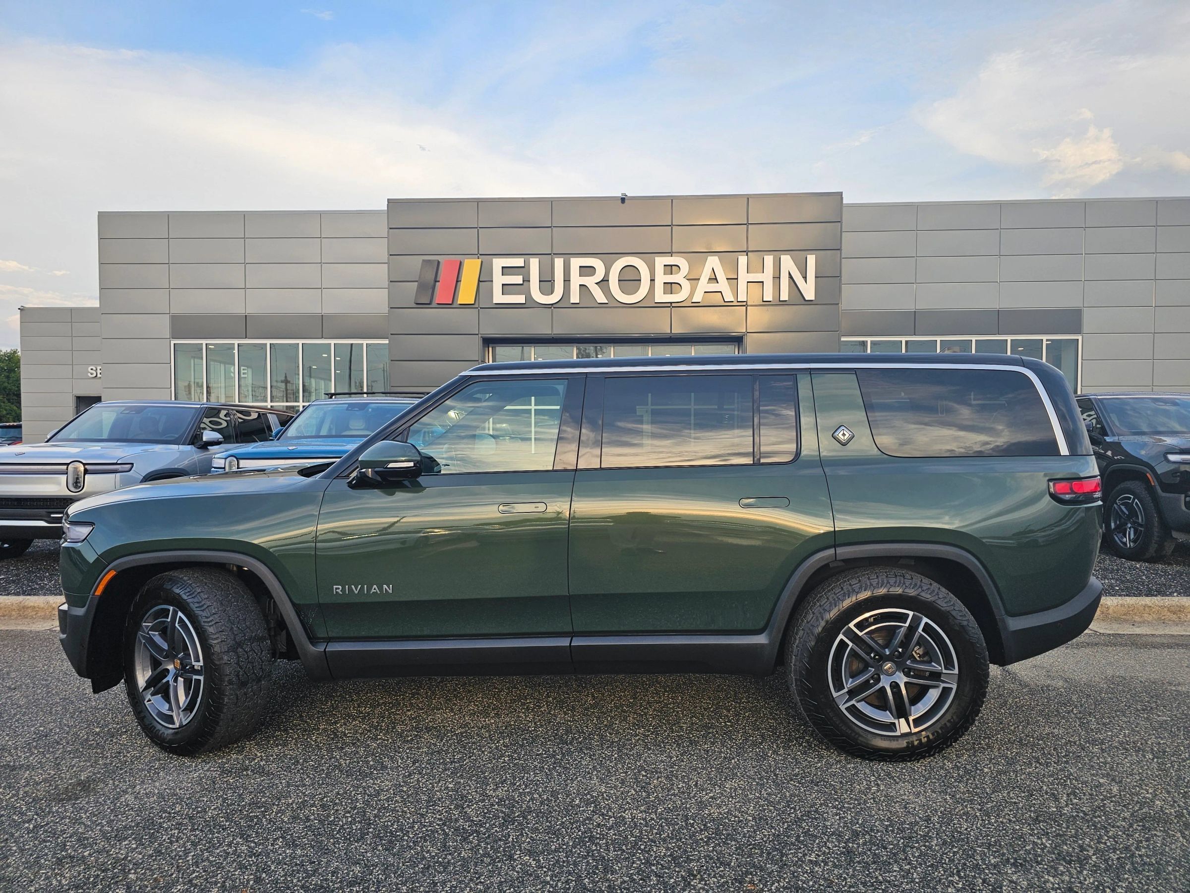 Used 2025 Rivian R1S Adventure Dual AWD/4WD image 2