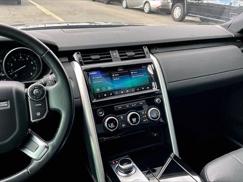 Used 2017 Land Rover Discovery HSE image 6