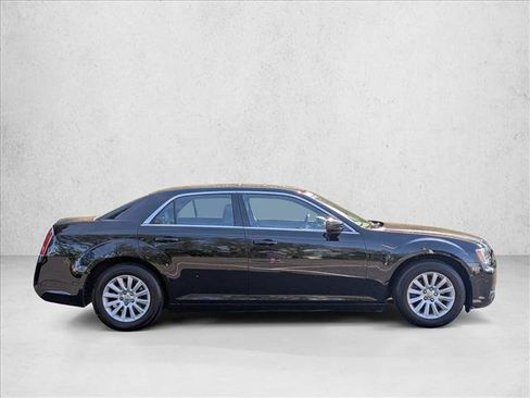 Used 2014 Chrysler 300 w/ Driver Convenience Group RWD image 4