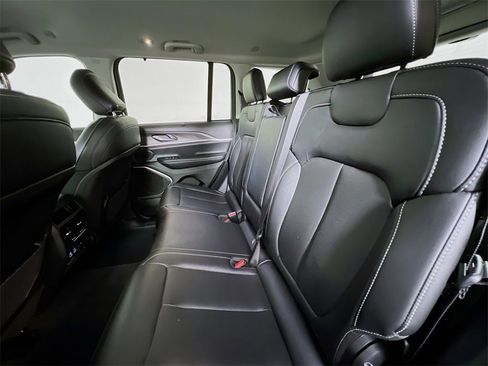 Used 2023 Jeep Grand Cherokee Limited w/ Luxury Tech Group II image 23