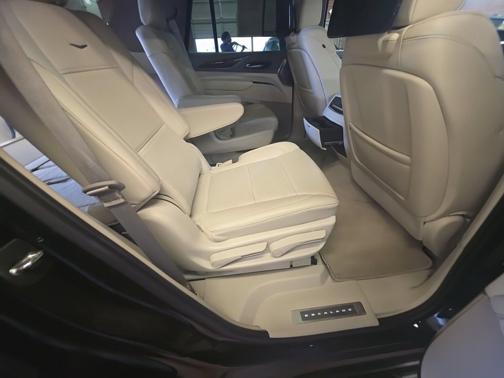 Used 2023 Cadillac Escalade Sport Platinum AWD/4WD image 17