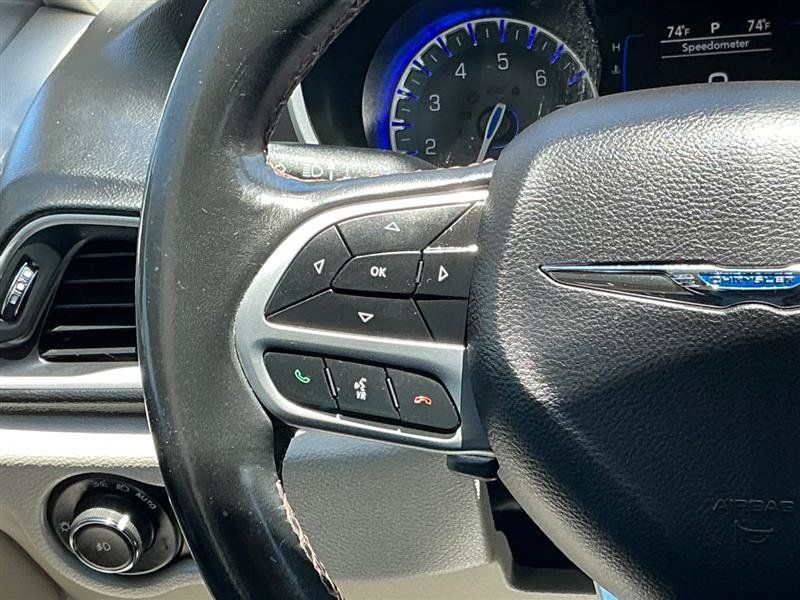 Used 2018 Chrysler Pacifica Touring-L FWD image 44