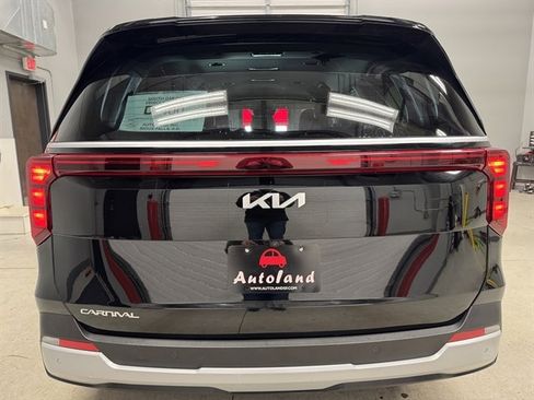 Used 2025 Kia Carnival image 6