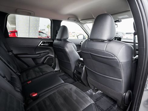 Used 2024 Mitsubishi Outlander SE image 25