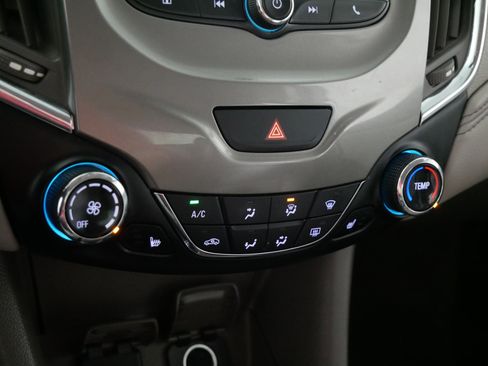 Used 2018 Chevrolet Cruze Premier image 23