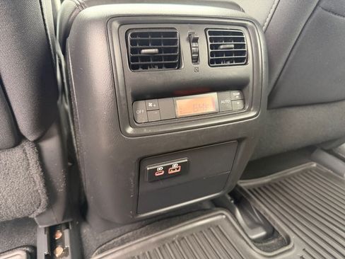 Used 2020 Nissan Pathfinder S AWD/4WD image 32