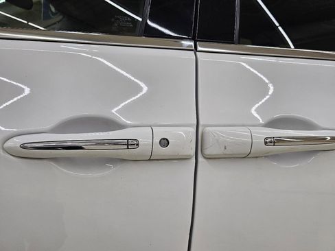 Used 2019 Chrysler Pacifica Limited w/ Tire & Wheel Group FWD image 11