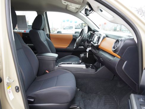 Certified 2018 Toyota Tacoma SR5 image 23