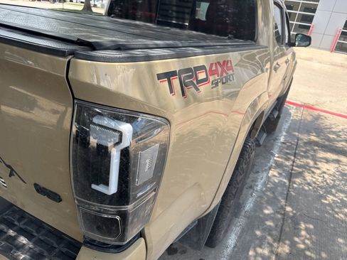 Used 2017 Toyota Tacoma TRD Sport AWD/4WD image 6