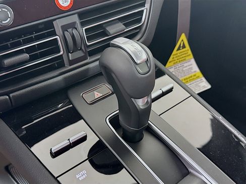 Certified 2025 Porsche Macan image 15