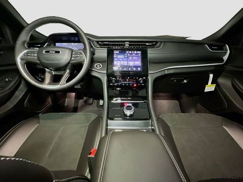 New 2025 Jeep Grand Cherokee Altitude image 6