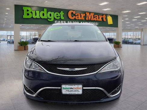 Used 2017 Chrysler Pacifica Touring-L w/ Tire & Wheel Group image 2