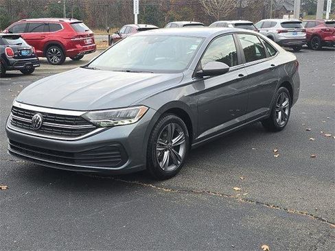 Used 2024 Volkswagen Jetta SE image 2