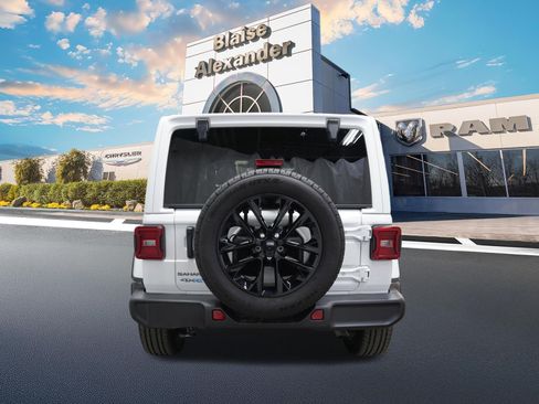 Used 2025 Jeep Wrangler Unlimited Sahara AWD/4WD image 6