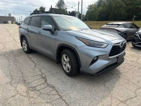 Used 2022 Toyota Highlander LE AWD/4WD image 3