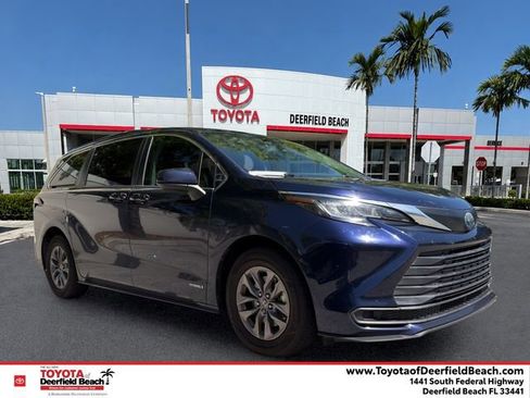 Used 2021 Toyota Sienna LE w/ LE Plus Package FWD image 1