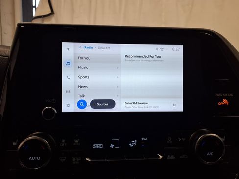 Used 2023 Toyota Highlander XLE image 13