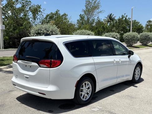 Used 2021 Chrysler Voyager LX image 17