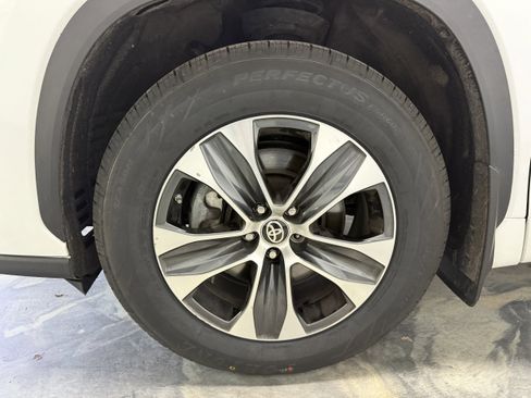 Used 2024 Toyota Highlander XLE image 30