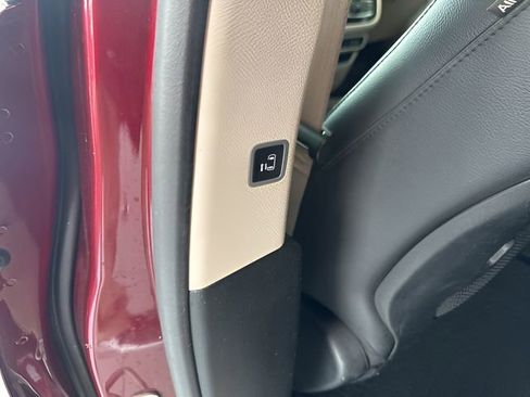 Used 2017 Chrysler Pacifica Touring-L image 17