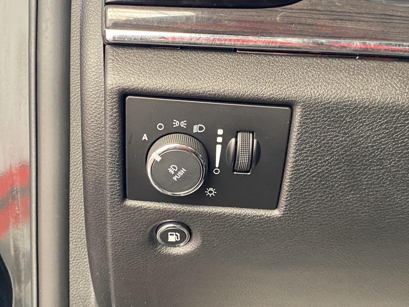 Used 2019 Jeep Grand Cherokee Overland AWD/4WD image 25