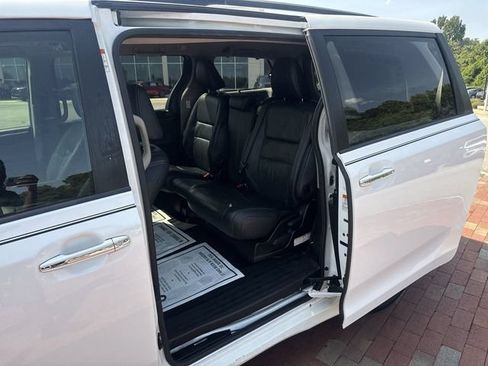Used 2015 Toyota Sienna SE w/ SE Preferred Package FWD image 27